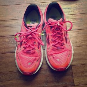 Size 8.5 women’s brooks